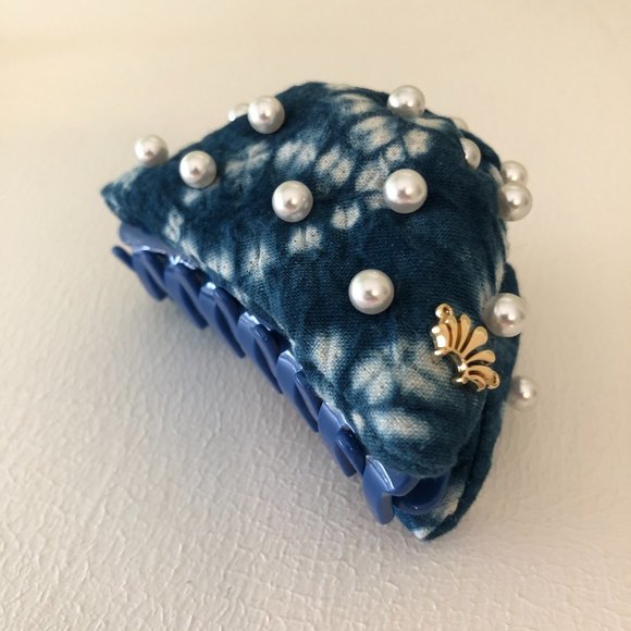 Lele Sadoughi Shibori Pearl Scrunchie and Claw Clip - Picture 6 of 6